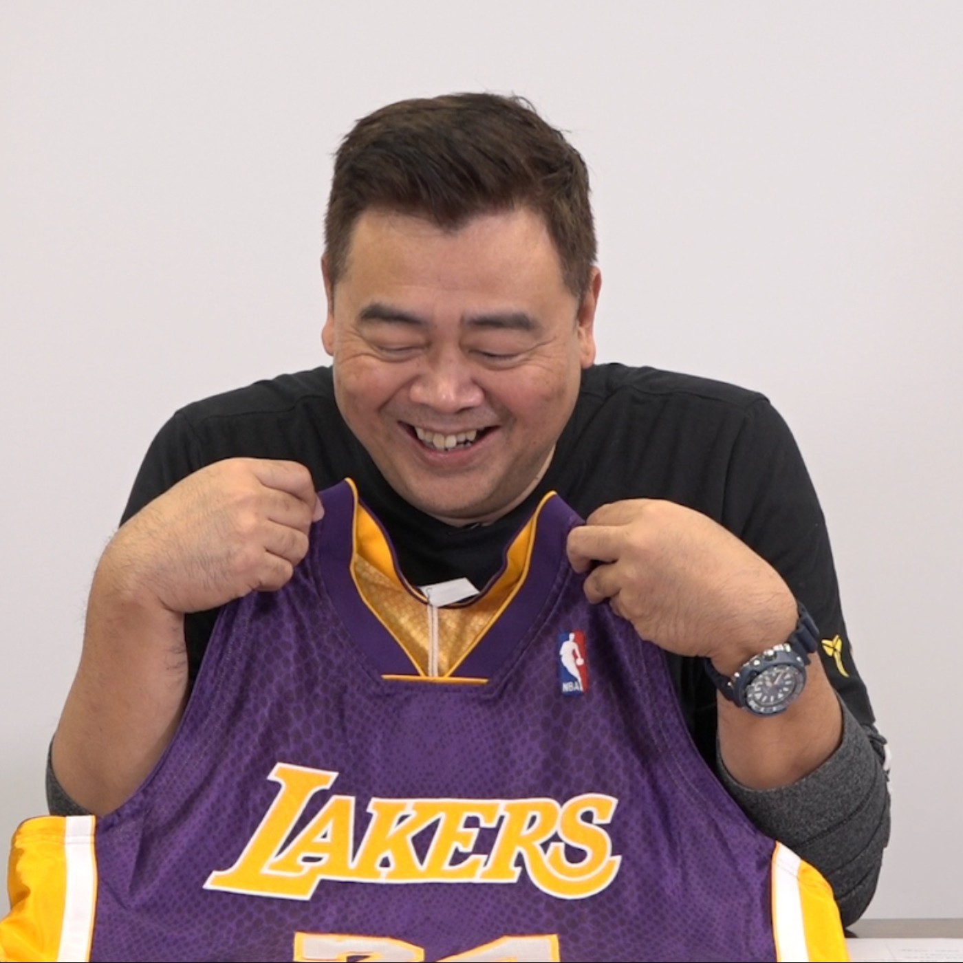 cover of episode 【肯尼NOW星球 EP 27】向黑曼巴致敬！慶祝KOBE入選名人堂　老大超高質感球衣開箱！(1/2)