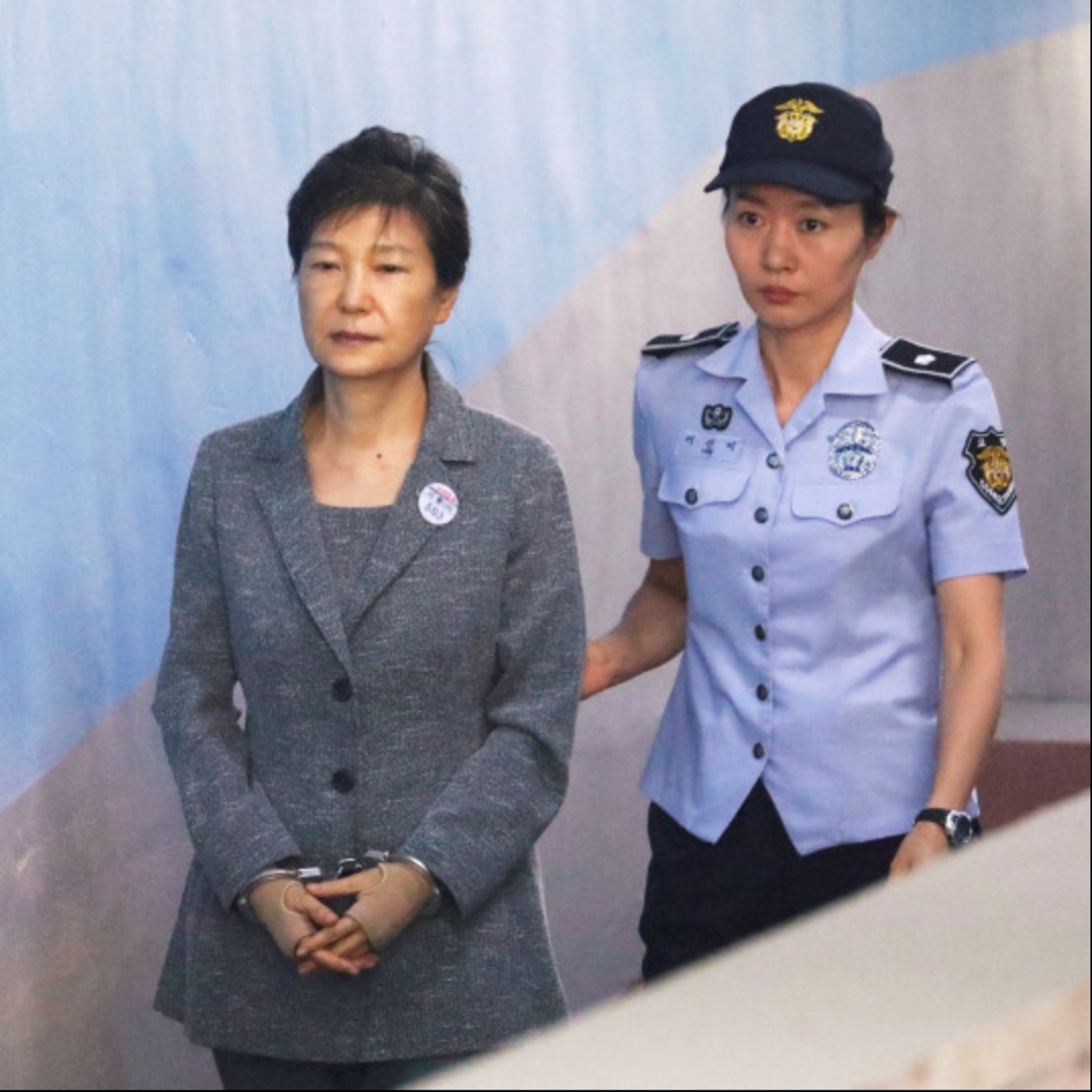 2022.01.01 國際新聞導讀-全球新冠疫情狀況2.86億人染疫、586萬人死，最新OMICRON傳染性高但致死率低不侵襲肺部只侵襲上呼吸道、美國俄羅斯對烏克蘭問題仍在商討、以國國防部長在家設宴款待巴勒斯坦主席阿巴斯美國樂見