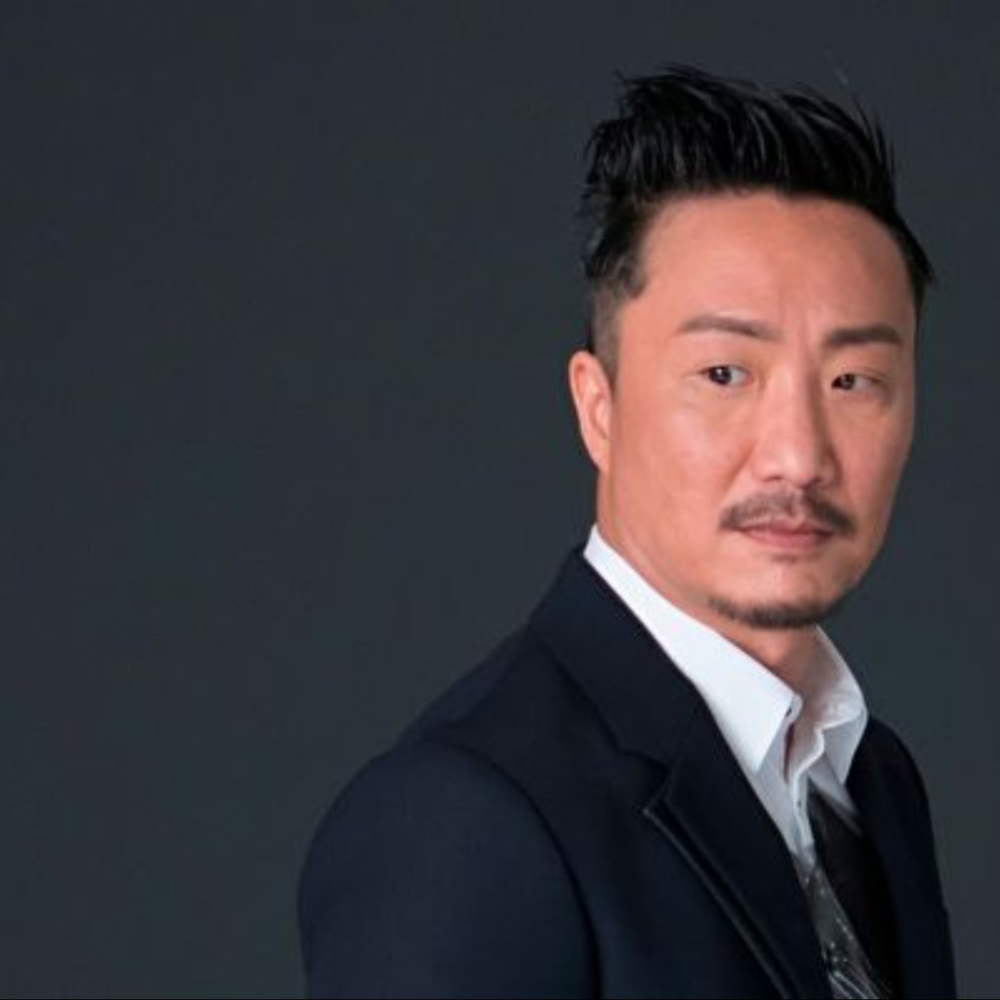 cover of episode EP139 聊聊從人生勝利組跌落事業谷底，再靠著喜劇天份重返榮耀的鄭中基