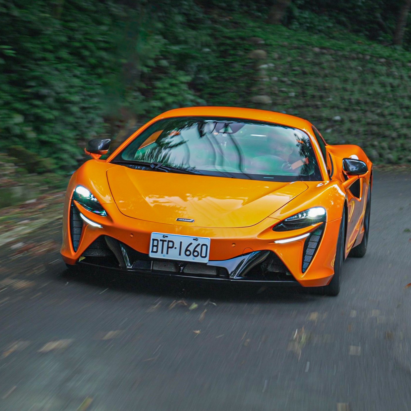 以前你偶爾開 現在可以天天開！McLaren Artura一台可日常通勤的超跑 再告訴你品牌小秘密！廖怡塵 【全民瘋車Bar】 episode artwork