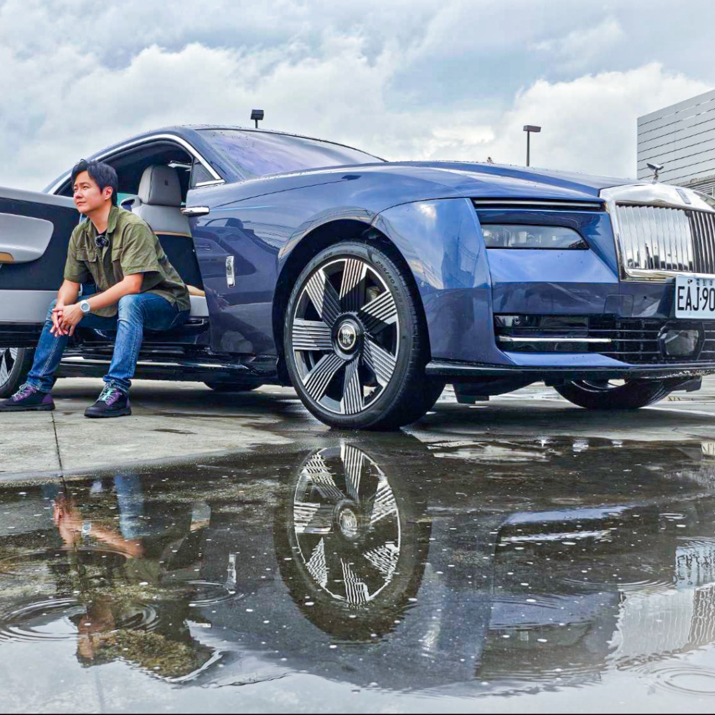 Rolls-Royce Spectre電動車的天花板？今天帶你開箱2800萬的房地產！廖怡塵【全民瘋車Bar】 episode artwork