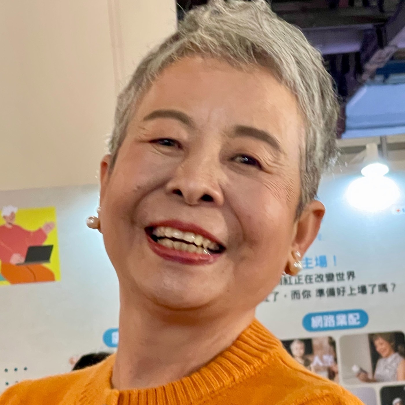 EP36-Pipia阿嬤在73歲時開始學習成為熟齡網紅，當時是什麼樣的契機決定踏上這條路？對於熟齡網紅這個身份有何看法？剛開始學習使用臉書、IG等社交媒體時，面對這些新科技有沒有感到困難？是如何激勵自己持續學習與創作？Pipia阿嬤粉絲主要是45到65歲的女性，什麼因素吸引了這個族群來關注內容？「老老照顧」這個概念，在生活中是如何實踐這一理念的？ episode artwork