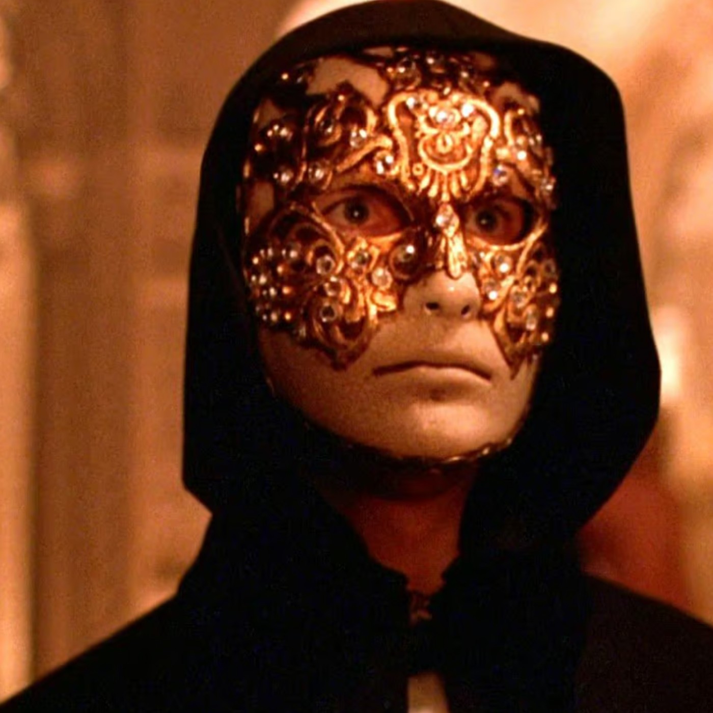 庫柏力克拍完《大開眼戒/ EyesWideShut》就離奇身亡？邪教暗示藏在這部電影裡？