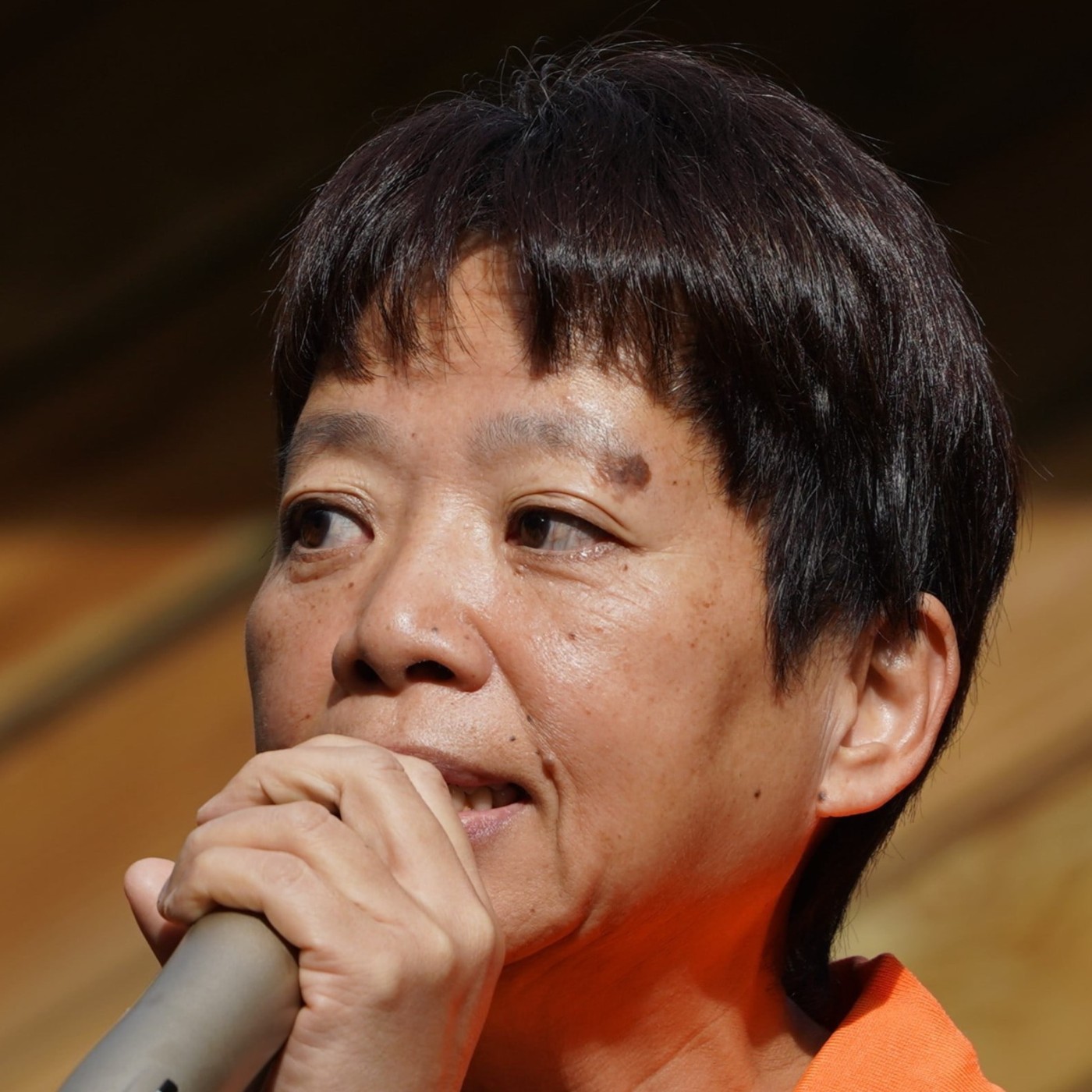 EP41-吳月秋在脫口秀表演藝名是「五月」，50歲後喜歡一個人背著背包小旅行，隨興的旅行方式有什麼樣的體驗或回憶？安親班老師到關懷據點老師，這段「重新當老師」的旅程有什麼不同？如何看待在不同年齡層次的教學？夫妻各自精彩、各自探索，這樣的生活模式是這樣的相處方式？是怎麼找到志工與生活之間的平衡點？未來是否有想要實現的夢想或目標？ episode artwork