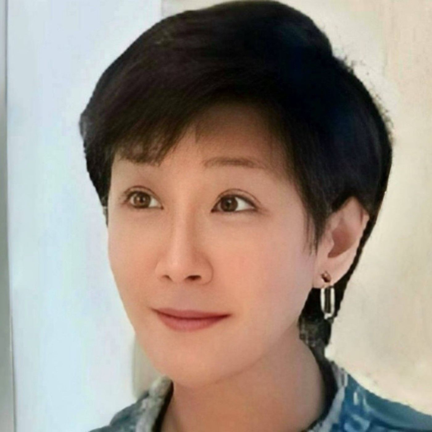 EP43-張瓊瑤老師如何進入美容時尚造型這個行業的?. 最喜歡的領域是哪一個?最有成就感的是哪一個?分享合作過許多知名藝人印象深刻的案例,認為「時尚」的本質是什麼?有什麼特別喜歡的流行元素?有哪些特別的理念或技巧,能幫助大家找回自信?室內戴著帽子也是時尚的一環嗎?課程中如何設計互動環節來增加學員的參與感? EP43-張瓊瑤老師如何進入美容時尚造型這個行業的?. 最喜歡的領域是哪一個?最有成就感的是哪一個?分享合作過許多知名藝人印象深刻的案例,認為「時尚」的本質是什麼?有什麼特別喜歡的流行元素?有哪些特別的理念或技巧,能幫助大家找回自信?室內戴著帽子也是時尚的一環嗎?課程中如何設計互動環節來增加學員的參與感?