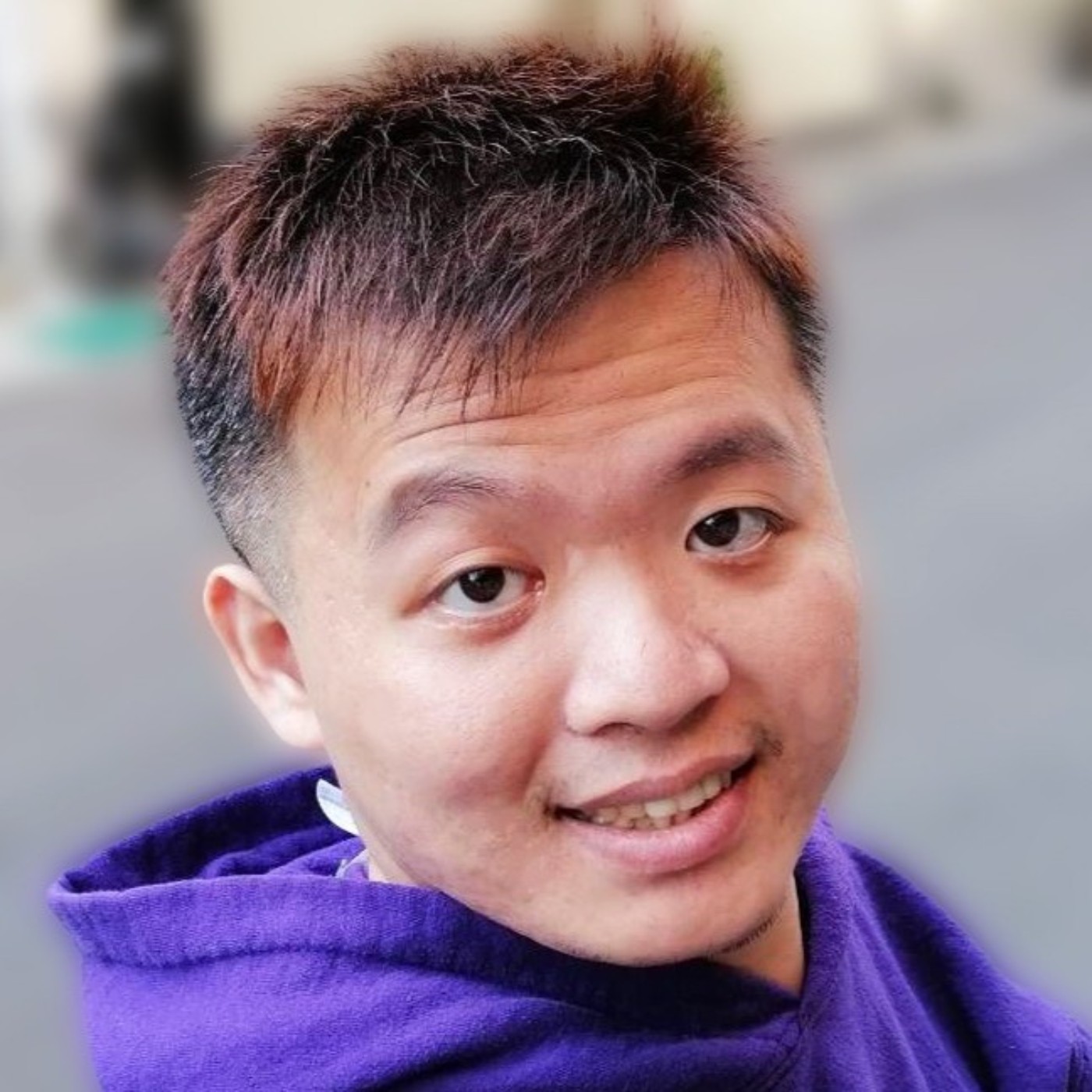 EP46-周佳青在國中時經歷了一場重大車禍,變成肩膀以下癱瘓的重大傷者,那些日子最痛是什麼?是什麼支撐走過來?如何轉化這份絕望為勇氣的?在AI技術、影片剪輯、網頁設計等方面表現亮眼,是如何開始,又是怎麼堅持下來的?看待科技在生命中的角色?它是工具、救贖,還是新的舞台?上台演講分享自己的故事,希望帶給社會什麼樣的訊息?希望聽眾從你的故事中學到什麼? EP46-周佳青在國中時經歷了一場重大車禍,變成肩膀以下癱瘓的重大傷者,那些日子最痛是什麼?是什麼支撐走過來?如何轉化這份絕望為勇氣的?在AI技術、影片剪輯、網頁設計等方面表現亮眼,是如何開始,又是怎麼堅持下來的?看待科技在生命中的角色?它是工具、救贖,還是新的舞台?上台演講分享自己的故事,希望帶給社會什麼樣的訊息?希望聽眾從你的故事中學到什麼?