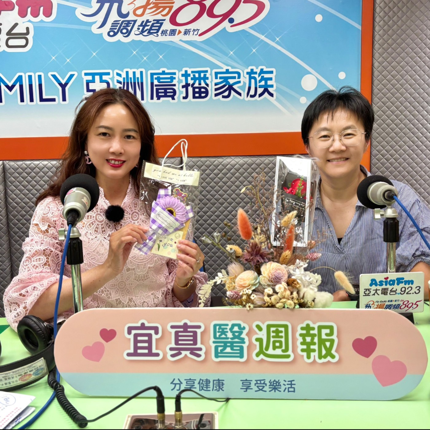 EP 18 【張宜真X 王明鈺醫師】36公斤美少女仍嫌自己胖?中國醫藥大學新竹附設醫院身心科主任王明鈺,有一位病患,長得清秀青少女,36公斤,卻嫌自己胖,被診斷為厭食症。經過兩個多月住院治療,終於出院,並且考上理想大學。 王明鈺主任透過愛心和耐心和厭食症少女溝通,因為少女明明36公斤,卻嫌自已胖,因此,還拿出尺,跟少女比較手臂,證明少女一點也不胖,讓少女相信。 王明鈺主任提醒,發現小孩過度減重,過度運動,對食物過度要求,情緒不穩,可能都要多加注意,有可能是厭食症,儘早就醫治療,否則可能未引起嚴重後遺症。 episode artwork