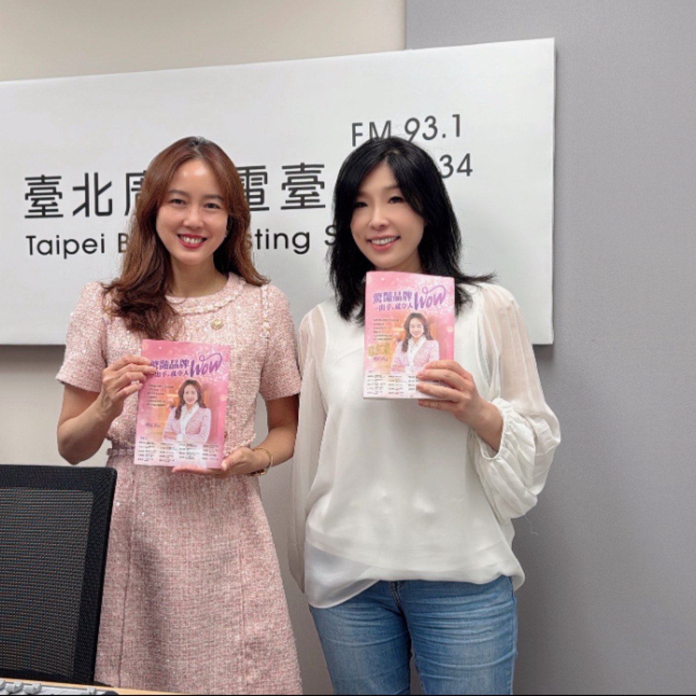 EP 20 【張宜真X 電台主持人宛志蘋】人人都可以做podcast? Podcaster 需要字正腔圓嗎?如何在podcast 脫穎而出? 台北廣播電台主持人|聲音教學者宛志蘋教我們的葵花寶典 1. 確認個人和節目的定位:你想要製做甚麼樣的內容?你想要幫助誰? 2. 內容要有差異性:提問不要太發散,好奇心驅使,最想知道,最想要問的來賓問題,做精。做深。 3. 堅持下去:例如設定100集 4. 勇於分享和宣傳,才有流量 episode artwork