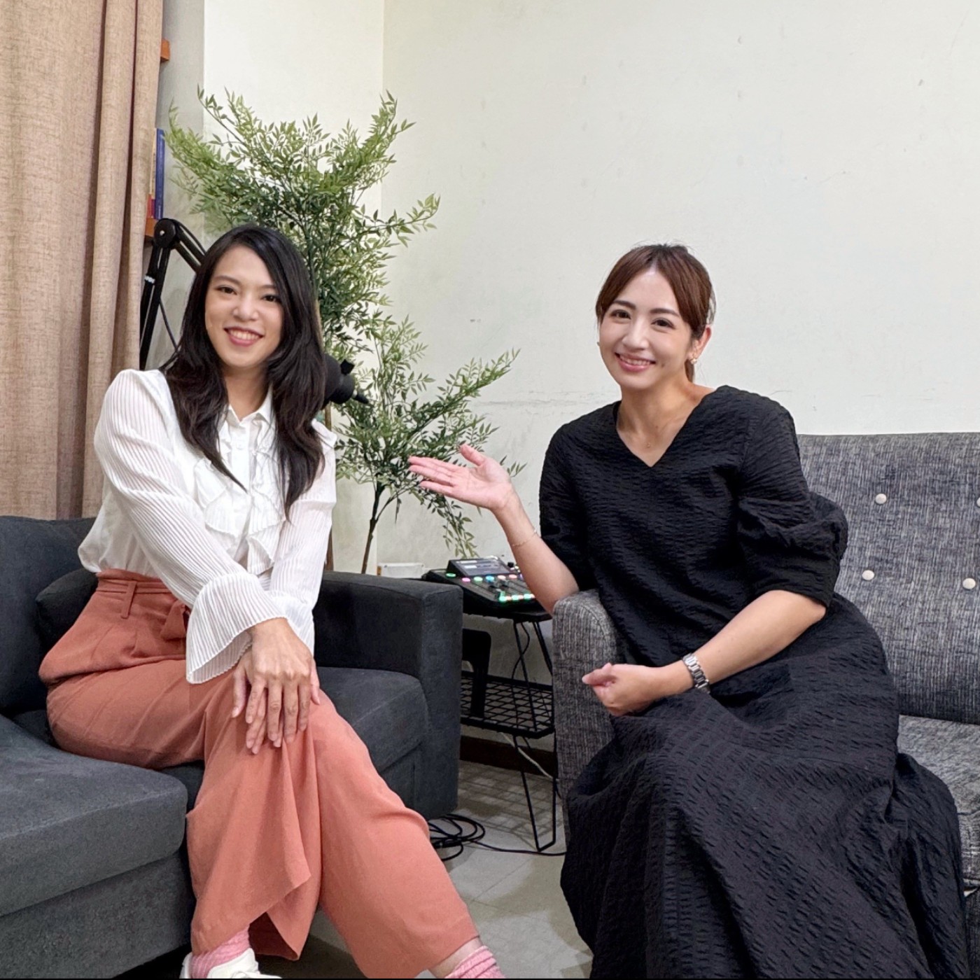 #683 從光鮮亮麗的空姐到全職育兒的自我懷疑:爛泥媽媽Jill如何在人生的轉折中,實現「爛泥優雅」?來賓:爛泥媽媽 Jill