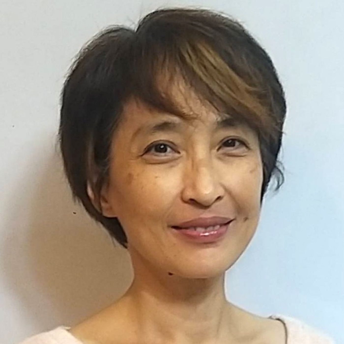 EP49-鄭雯最近忙些什麼呢?為何叫媽呀芽!所謂社區營造是什麼?發生過什麼印象深刻很難忘的?是不是每個人都可以提社區營造案?請舉例分享身心障礙者及老少在社區營造的亮眼表現?40歲創立「芽劇場」和一般劇場有什麼地方不太一樣?「應用戲劇」又是什麼?有些什麼這方面的故事?能否分享當初是什麼原因讓你選擇投入應用戲劇? EP49-鄭雯最近忙些什麼呢?為何叫媽呀芽!所謂社區營造是什麼?發生過什麼印象深刻很難忘的?是不是每個人都可以提社區營造案?請舉例分享身心障礙者及老少在社區營造的亮眼表現?40歲創立「芽劇場」和一般劇場有什麼地方不太一樣?「應用戲劇」又是什麼?有些什麼這方面的故事?能否分享當初是什麼原因讓你選擇投入應用戲劇?