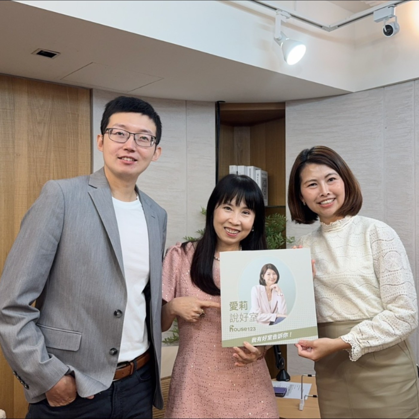 S4EP4  小資族的翻身秘笈：用台美股黃金比例打造月月領現金流與資產爆發力 來賓：小資理財教主Dr. Selena & 美股夢想家施雅棠 episode artwork