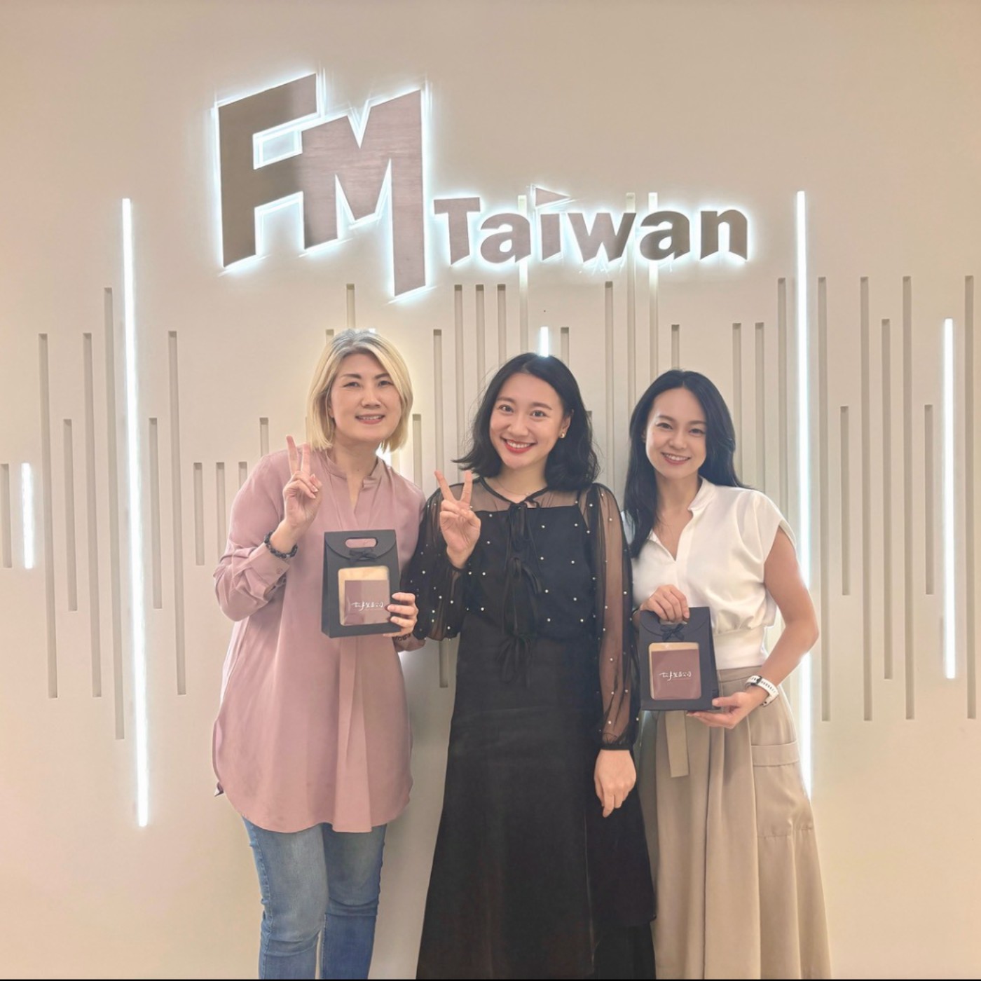 EP.69 出門作客|【故事貿易公司】張西 feat. 糾結人:獨立有時候更親密|關於 Austina&Cindy 之間的友誼 EP.69 出門作客|【故事貿易公司】張西 feat. 糾結人:獨立有時候更親密|關於 Austina&Cindy 之間的友誼