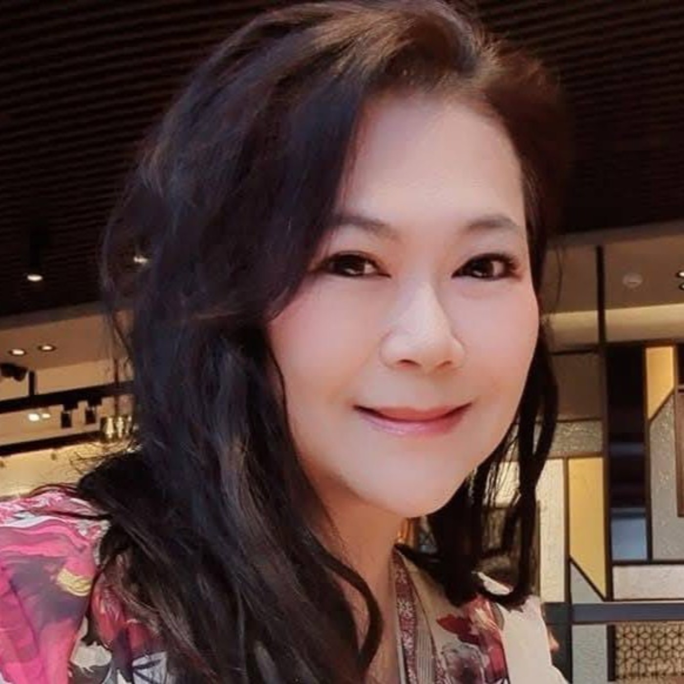 EP55-鄭嘉惠「Moana 莫安娜」這個名字代表什麼？怎麼看待「繼續工作」與「為自己而活」之間的平衡？哪一段時期開始思考：「我不想只這樣過一輩子」？什麼契機在 50+ 創立「熟齡星勢力」社團？主要在做哪些事情？為什麼50歲以上的熟齡世代是自媒體的主角，影響力的發光者？在工作之外餘都會安排哪些活動？具體給熟齡女性三個生活練習，妳會怎麼建議？