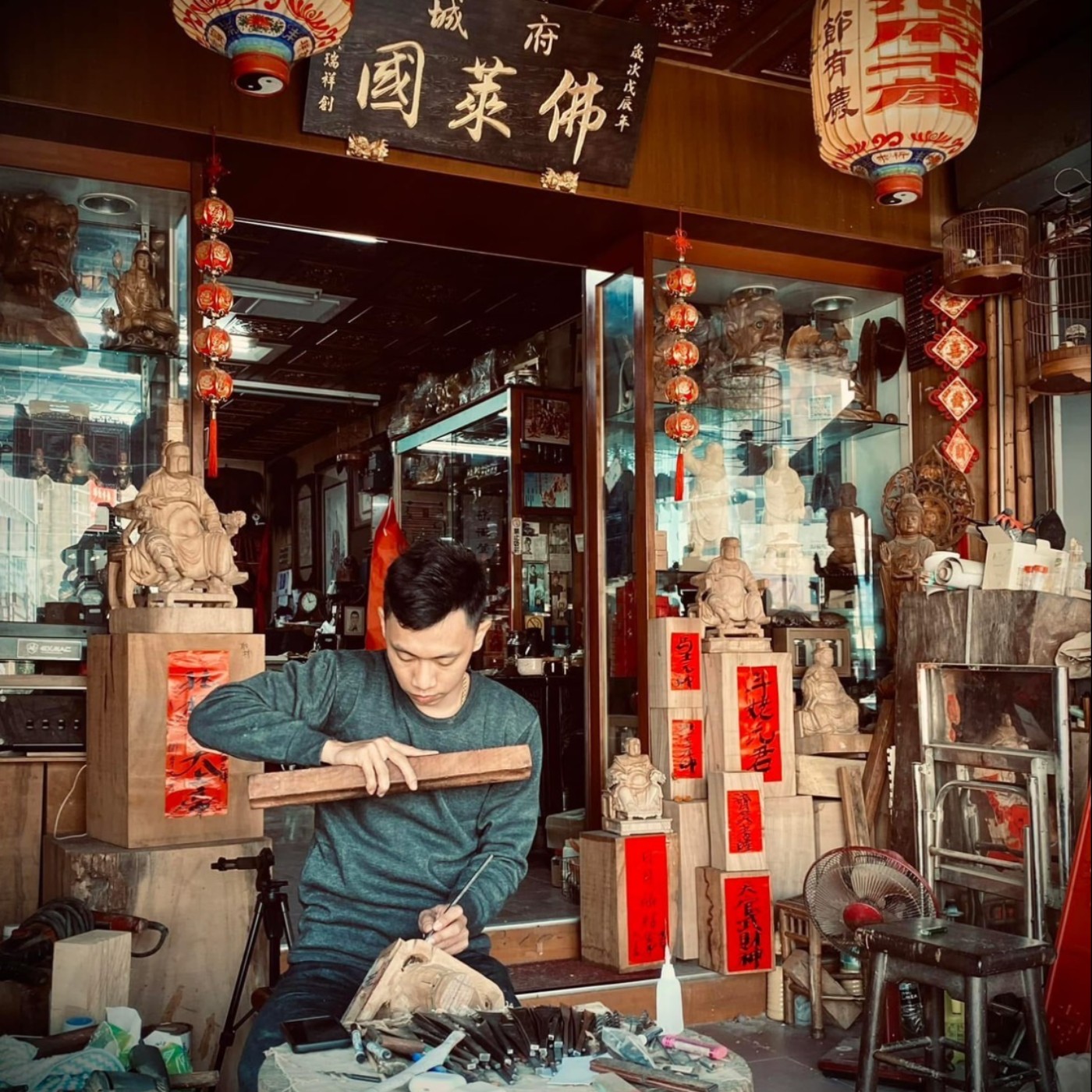 E159【360行說了算〜心瑜主持】台南400乘載了許多人的過去，也創造了更多人的未來。粧佛師雕刻佛像詮釋不同的神韻靈性表現，承載了黃仲安與父親黃瑞祥的技藝傳承。 episode artwork