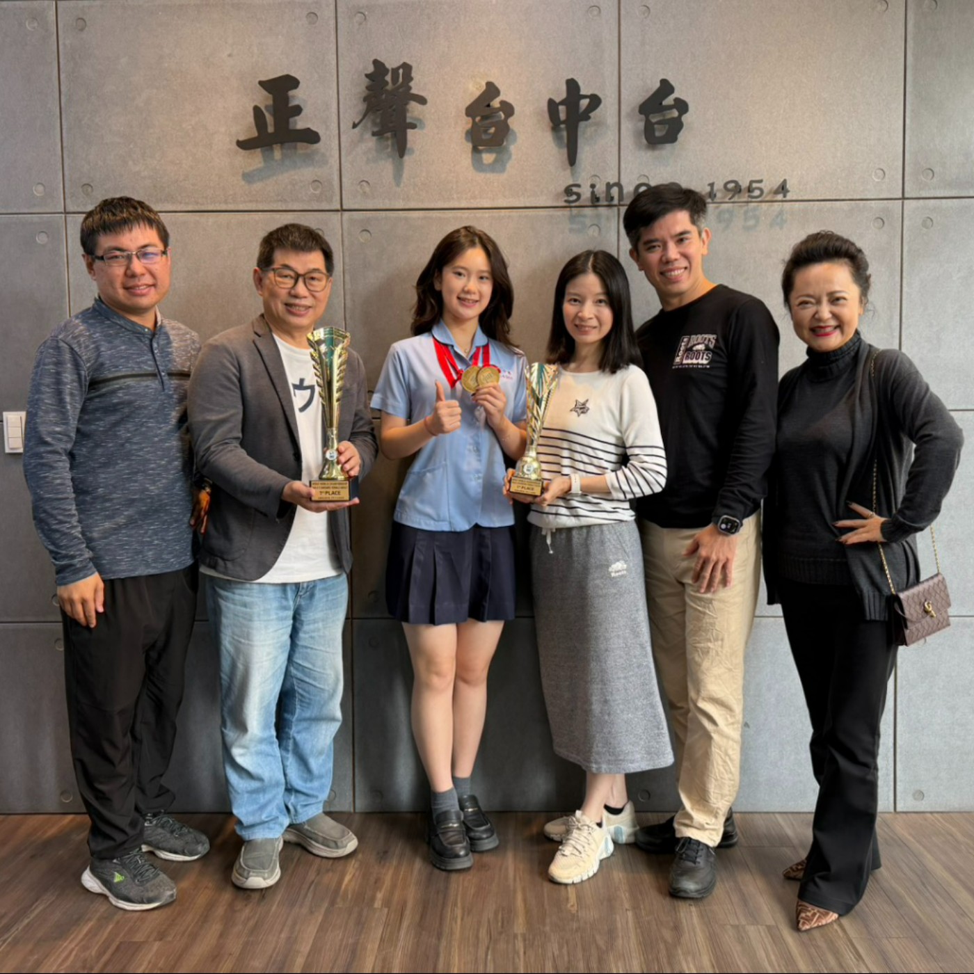 EP324—【教育文化】16歲站上世界之巔！世界舞后王儀珊雙金傳奇首度揭密  ft.王儀珊同學、媽媽朱世琦、教練夫妻檔趙群倫&高嘉璘 episode artwork