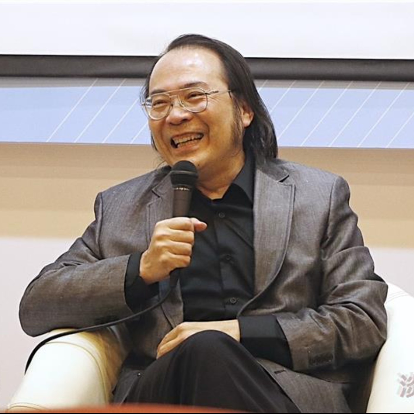 AI 時代的關鍵力：簡立峰的「提問力」。