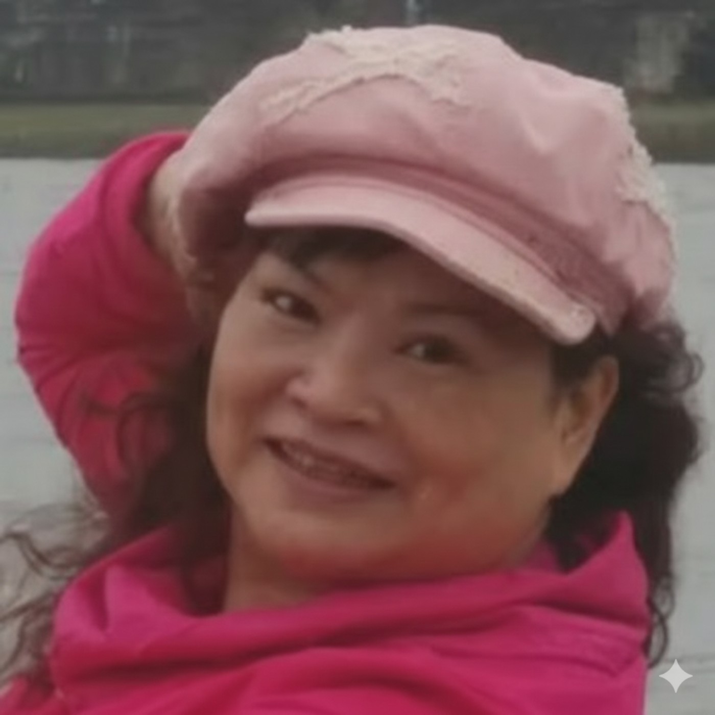 EP57-梁春錦獲得臺北市政府心聲新生徵文『優選』的心情？當面對歧視和困難是什麼力量鼔勵繼續往前走？藝術創作在生命裡扮演的什麼角色？油畫創作怎麼陪伴走過低潮幫助療癒內心的？怎麼在家庭責任和自我實現之間找到平衡？先生過世之後，有沒有嘗試過單人輪椅舞？最近還有沒有在學習新的東西？未來還有什麼想要挑戰或完成的夢想嗎？